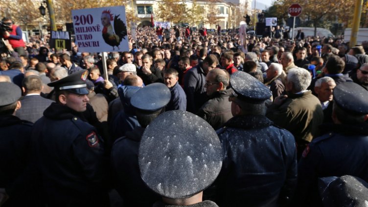 В Албания втори ден протестират срещу правителството на страната 