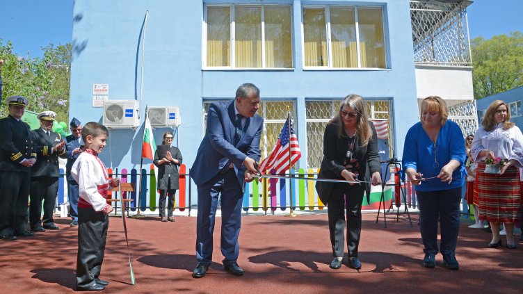 Зам.-посланикът САЩ откри обновената ДГ "Детски свят" във Варна (СНИМКИ)