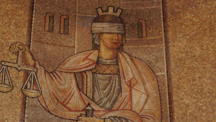 Кметът на Радомир и заместникът му на съд