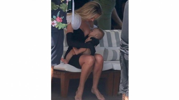 Кандис кърми 5-месечния си син по минирокля