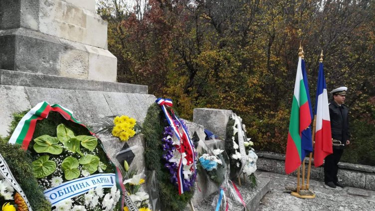Поднесоха венци и цветя на паметника на френските войни