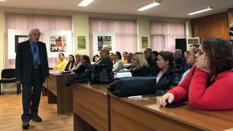 Теодосий Теодосиев покани млади физици от Аксаково в школата си