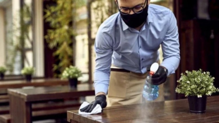 Клиент би и псува сервитьор на "Златните"