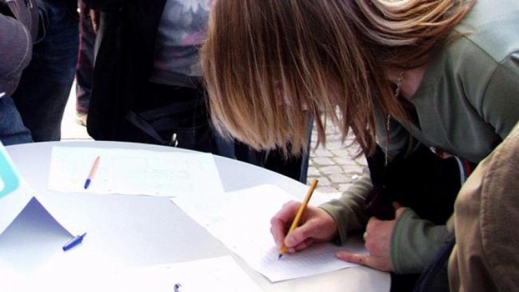 Екипът на Слави Трифонов внесе в парламента 673 481 подписа за референдум