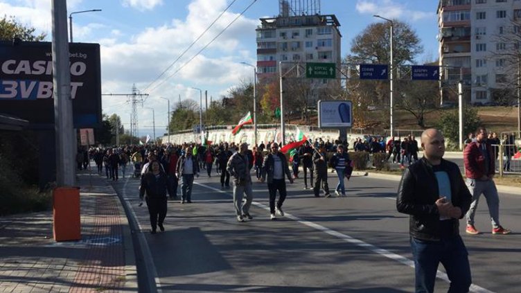 Стотици варненци излязоха и в неделя на протест срещу скъпите горива