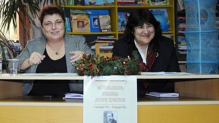 ИЗЛОЖБАТА „МУЗИКАЛНАТА ВСЕЛЕНА ДОБРИ ХРИСТОВ“ е акцентът в коледната програма на РБ „Пенчо Славейков“ тази година, обяви директорката на библиотеката Емилия Милкова (вляво). Снимка ПЛАМЕН ГУТИНОВ
