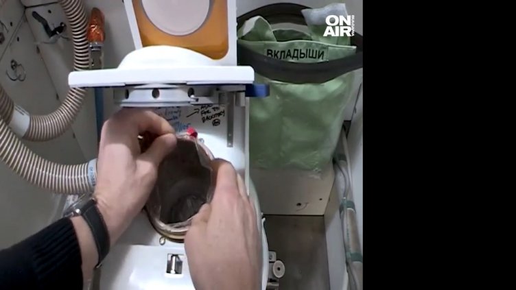 Астронавти поемат към Земята по... памперси! Развали се тоалетната на МКС