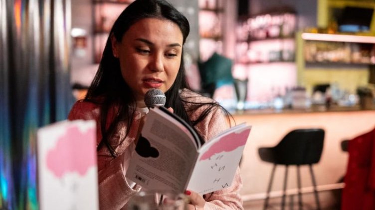 Шанел Еркин представя дебютната си стихосбирка  „Синини“ във Варна