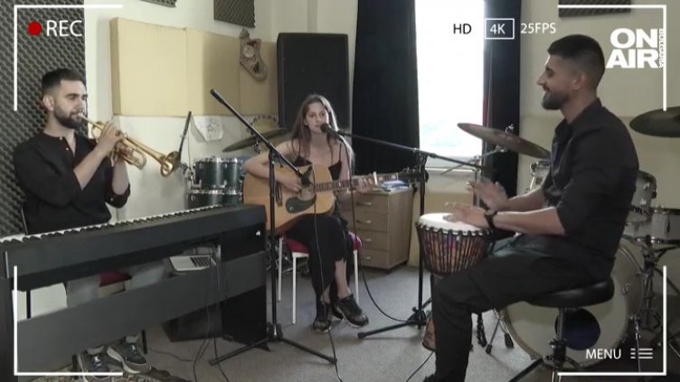 Чухте ли го? Сен Тропе-то на Азис на френски език! Експериментът е хит