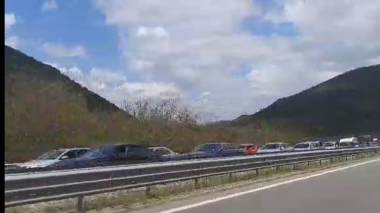 Километрично задръстване на "Струма"