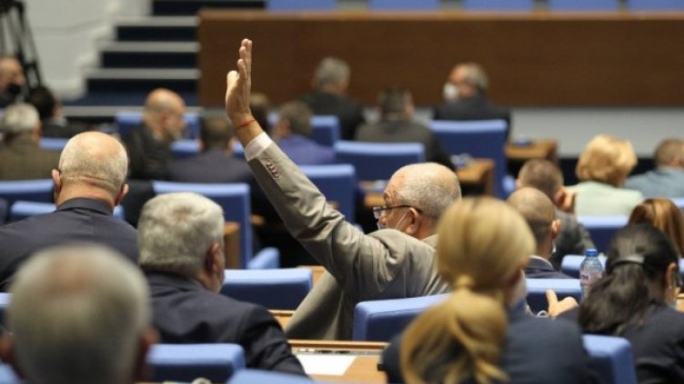 Депутатите дадоха бонус по 700 лв. пожизнена пенсия на 8 български творци