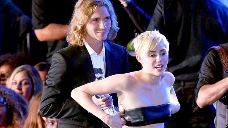 Ченгетата търсят безработния, взел награда на MTV