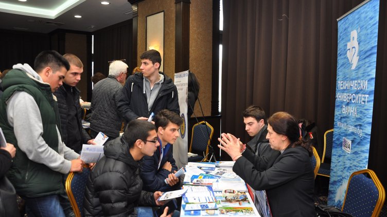 КАНДИДАТСТУДЕНТСКАТА БОРСА БЕШЕ ОТКРИТА ДНЕС И може да бъде посетена и утре. Снимка ПЛАМЕН ГУТИНОВ