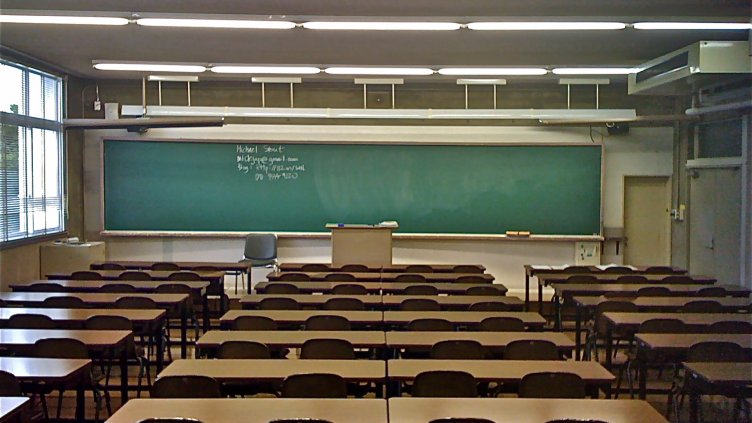 Деветокласник беше нападнат в час