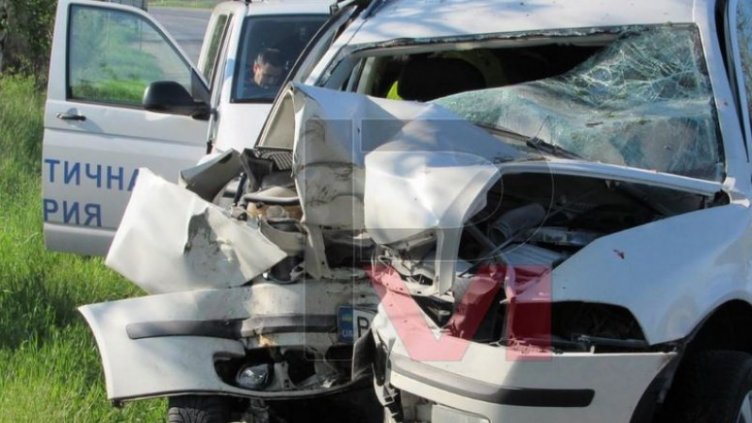 Украинска "Шĸoдa" с двама мъже се заби в дърво