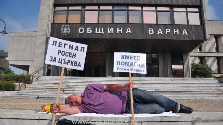 Росен Марков строи църква