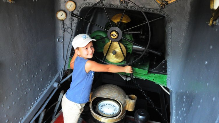 Малчуганите проявиха силен интерес към управлението на военния кораб. Снимка Пламен Гутинов