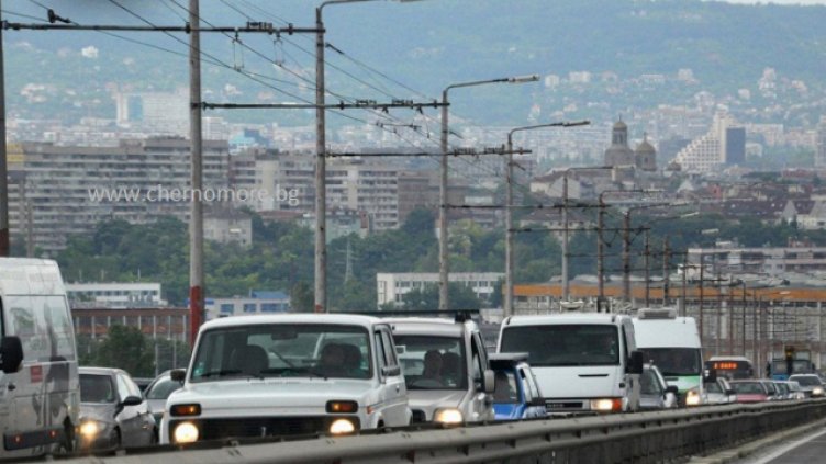 Тежко задръстване по Аспаруховия мост и пътя за Бургас