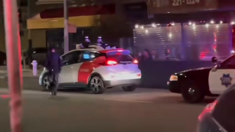 Куриозен инцидент: Полицаи спряха кола без шофьор, тя… избяга ВИДЕО