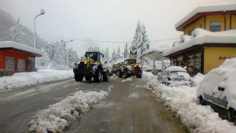 Носят храна и вода на блокираните в снежния капан