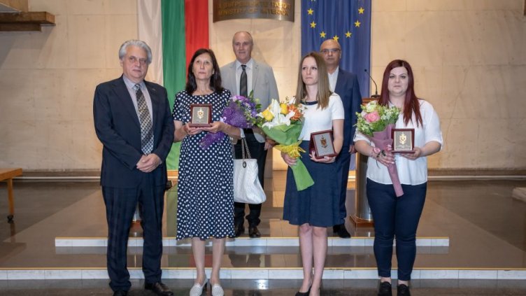 Наградиха банкови служителки, предотвратили обири (Видео)