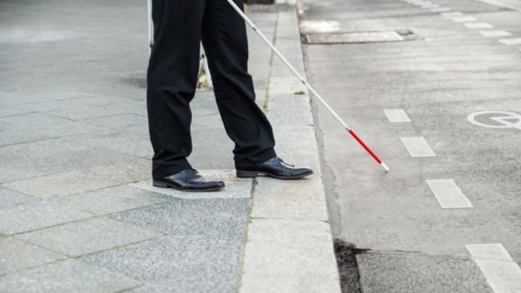 Незрящ човек се лута между колите по бул. "Сливница" във Варна, момиче му помогна