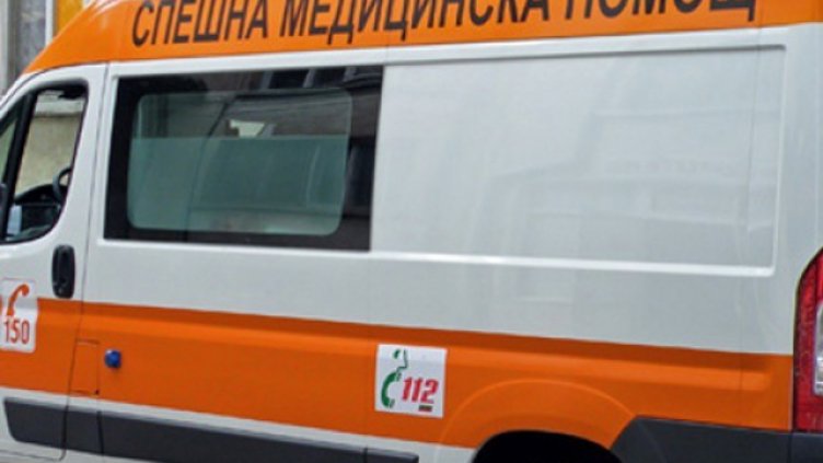 Възрастен човек пострада при рязко спиране на автобус