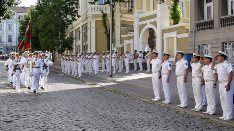 Обсъждаме ново учение с командващия 6-ти американски флот