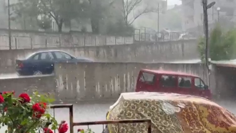 Вижте къде падна градушка с големината на орех (ВИДЕО)