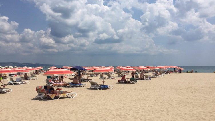 Варненци пълнят плажовете на Албена през уикенда