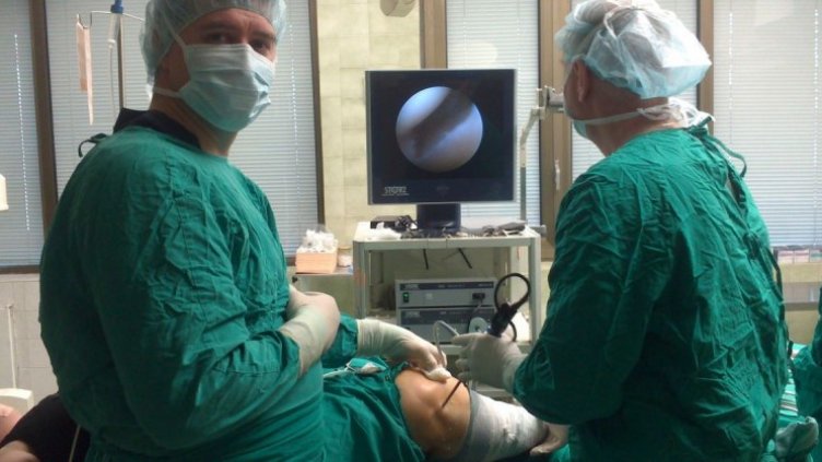 Лекари спасиха ръката на мъж, висяла на кожа след драма на автомивка