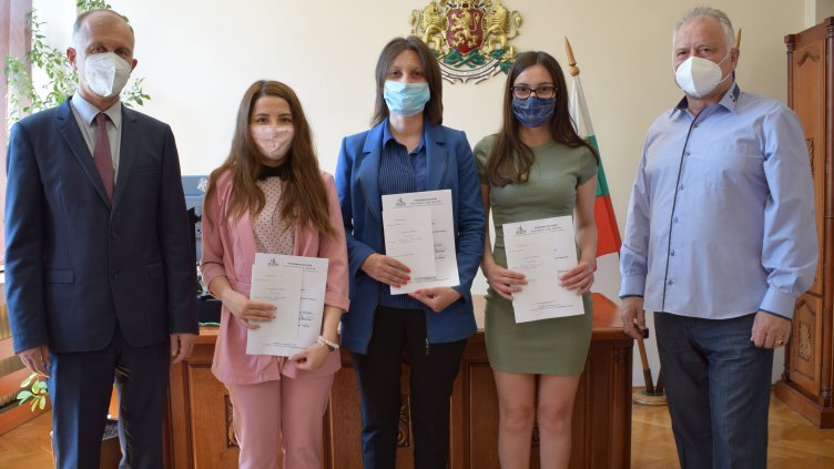 През юни трима стажант-юристи започват професионалния си стаж във Варненския окръжен съд