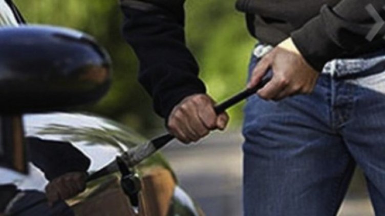 Непълнолетен опита да открадне 2 коли