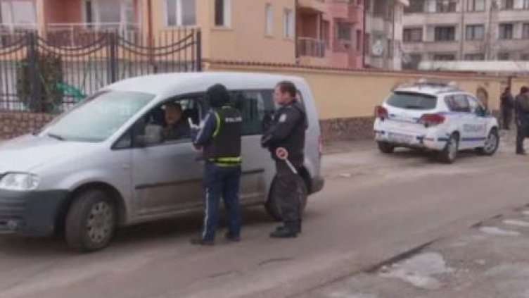 МВР окупира ромската махала в Самоков след нападението над полицаи