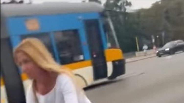 Мъже нападнаха и биха майка и дъщеря след засичане на пътя (ВИДЕО)