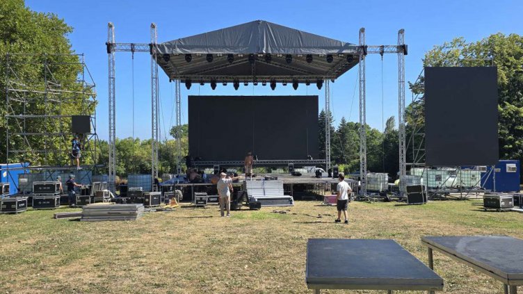 Сцената за големия празничен концерт на 15 август вече е готова