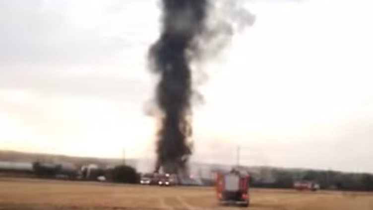 Товарен влак с дизелово гориво дерайлира и запали огромен пожар (ВИДЕО)