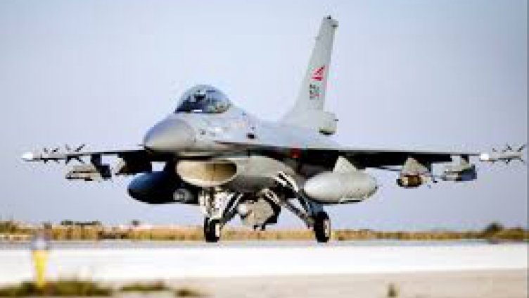 Шест Ф-16 охраняват небето ни