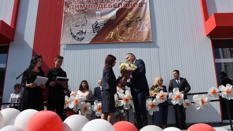 Обновеното СУ "Димчо Дебелянов" посрещна своите ученици (СНИМКИ)