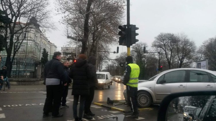 Ситроен се заби в светофар във Варна