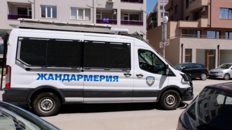 Агресия срещу полицаи! Пияни ги посрещнаха с камъни и бутилки