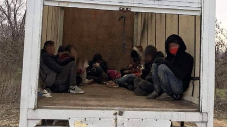 Откриха нелегални мигранти, натъпкани в камион край Свиленград