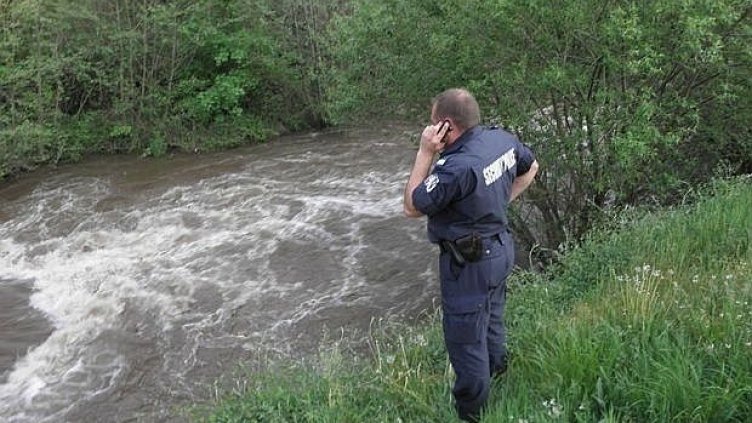 Джип падна в река Чая, шофьорът загина