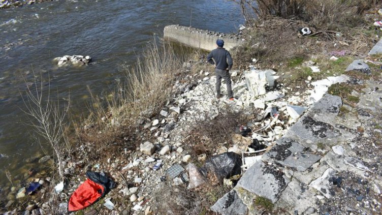 Полицията задържа две длъжностни лица, допуснали замърсяването на река Юговска и Чая