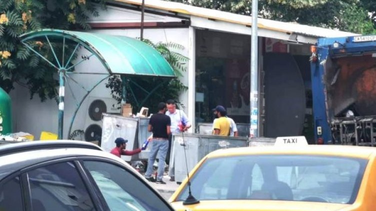 Комедия в Кърджали: Кмет чинно и лично "чисти" контейнери, наглежда сметта