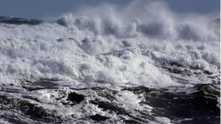 Спасиха двама младежи от бурните вълни