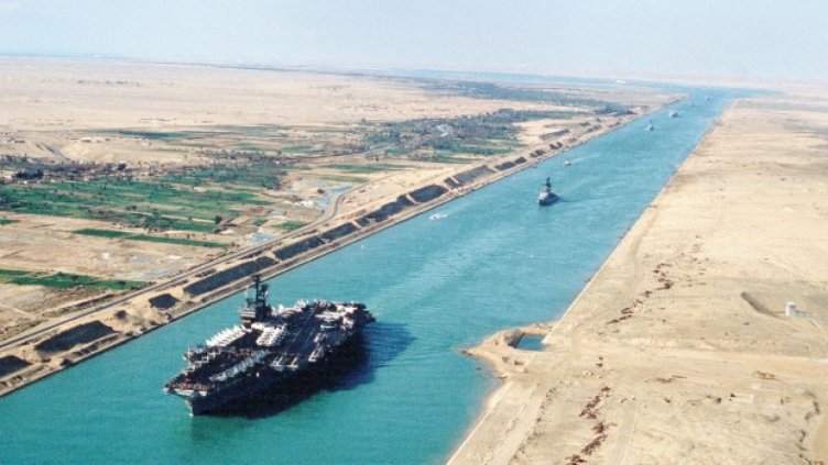 Кораби тръгнаха по новия Суецки канал