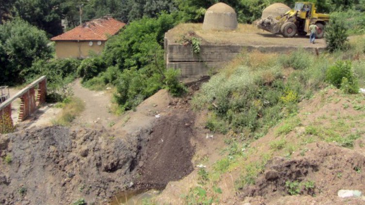 Хората-къртици от пет години подкопават пернишки квартал