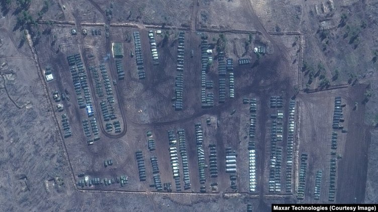 Танкове, камиони и друга военна техника в тренировъчния полигон Погорово, близо до Воронеж, Русия/Снимка: АРХИВ