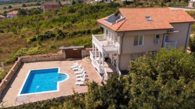 Британски студенти измамени с българска "луксозна" вила на морето